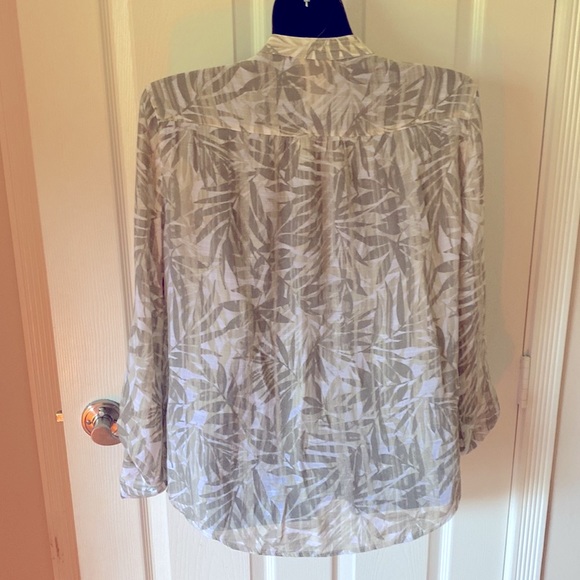 Pretty blouse. Sized M but will fit L - Picture 3 of 5